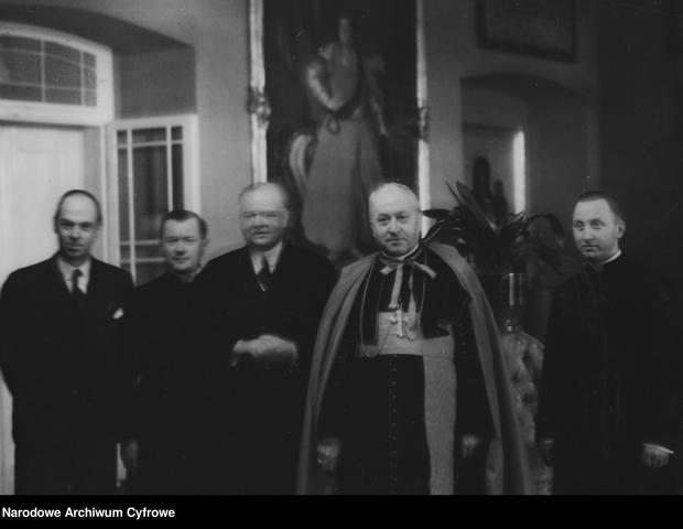Spotkanie byłego prezydenta USA Herberta Hoovera (trzeci z lewej) z prymasem Polski kard. Augustem Hlondem w towarzystwie m.in. ks. Antoniego Baraniaka (pierwszy z prawej)