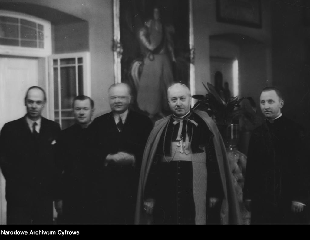 Spotkanie byłego prezydenta USA Herberta Hoovera (trzeci z lewej) z prymasem Polski kard. Augustem Hlondem w towarzystwie m.in. ks. Antoniego Baraniaka (pierwszy z prawej)
