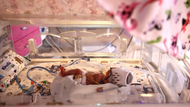 Jedno z pięcioraczków urodzonych w Krakowie