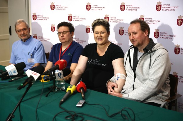 Rodzice pięcioraczków urodzonych w Krakowie wraz z lekarzami ze Szpitala Uniwersyteckiego