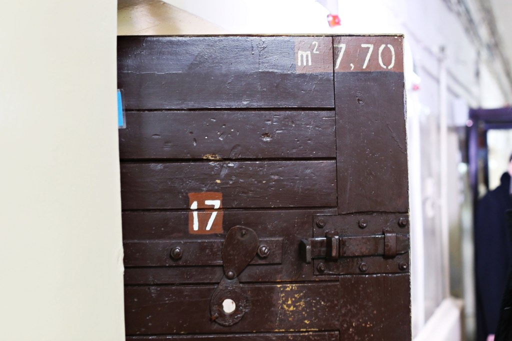 Drzwi do jednej z cel w więzieniu na ulicy Rakowieckiej w Warszawie