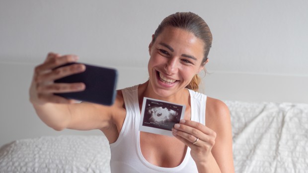 Ciężarna kobieta robi selfie ze zdjęciem USG