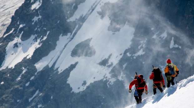 trzech alpinistów schodzi z góry w okolicy Mont Blanc
