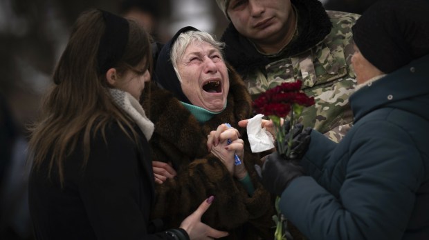 Ukraińska kobieta płacze podczas pogrzebu bliskiego jej żołnierza, który zginął w walkach z Rosjanami