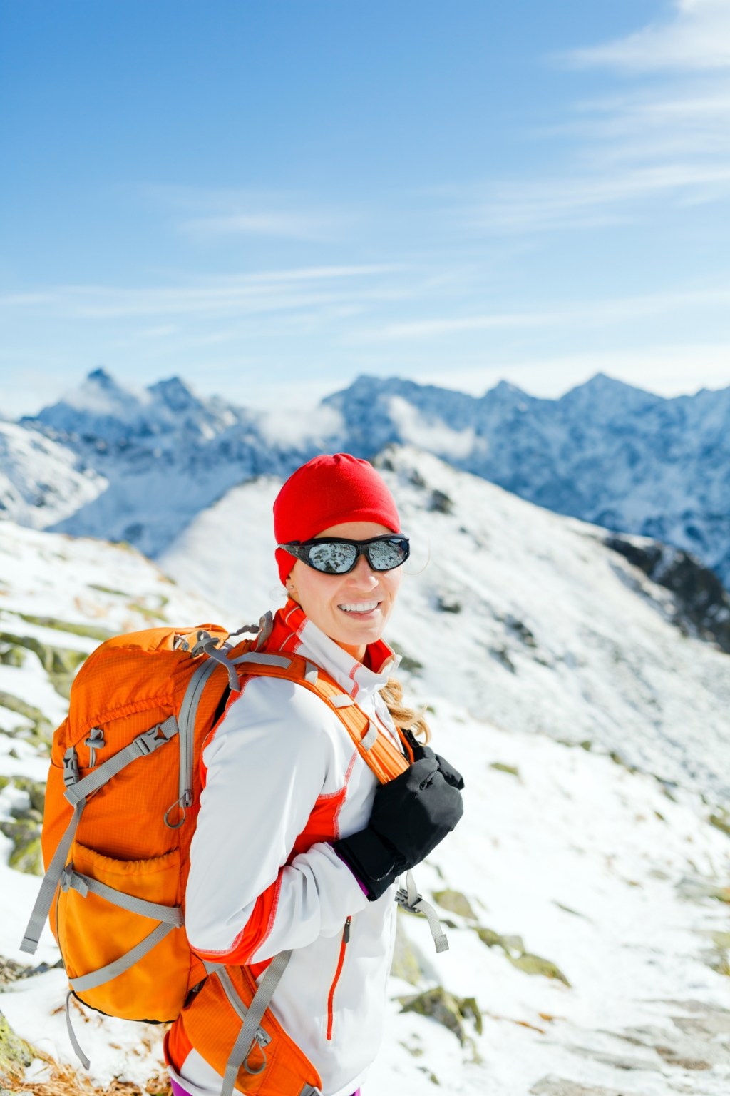 Kobieta na szczycie górskim podczas zimowej wędrówki