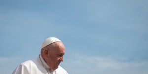 Człowiek naszych czasów chętniej słucha świadków, aniżeli nauczycieli. Papież mówi o „arcydziele”