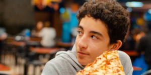 Jego nawrócenie zaczęło się od&#8230; kawałka pizzy. Znany pisarz wyjaśnia, dlaczego uwierzył w Boga