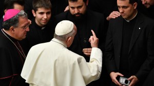 Papież rozmawia podczas spotkania z przyszłymi księżmi