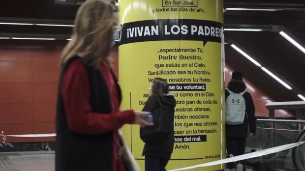 Jeden z plakatów na Dzień Ojca, który pojawił się w hiszpańskim metrze w marcu 2022 roku