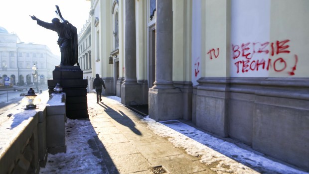 Napisy na elewacji Kościoła Świętego Krzyża w Warszawie (grudzień 2021)