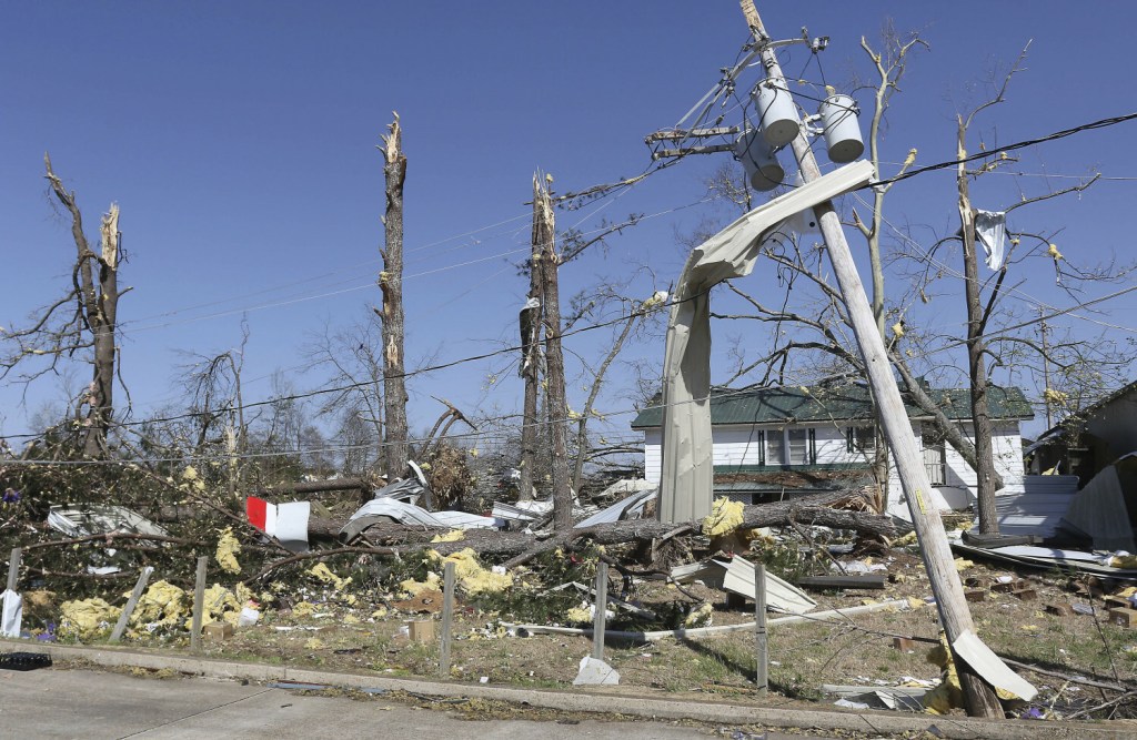 Szkody wyrządzone przez tornado w mieście Amory w stanie Mississipi
