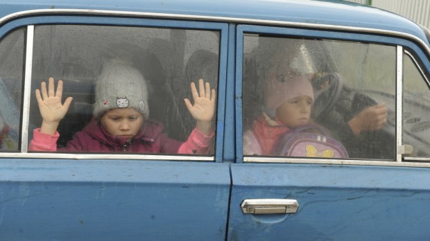 ukraińskie dzieci w samochodzie zmierzającym do tymczasowego obozu dla uchodźców na Ukrainie