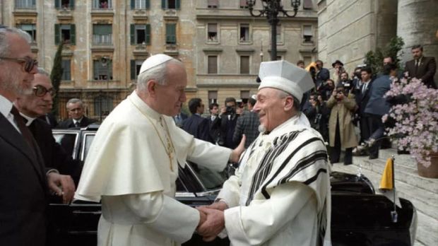 John-Paul-II-in-Rome-Synagogue-Fotercom_.jpg