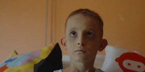 Ksiądz zapytał chorych o ulubiony cytat z Biblii i stworzył niezwykły „List od Boga” [wideo]