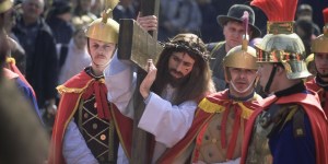 Zwyczaje piękne, dziwne, szokujące, a niektóre takie jak dziś. Triduum i Wielkanoc w średniowieczu