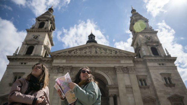 Turyści przed katedrą świętego Stefana w Budapeszcie