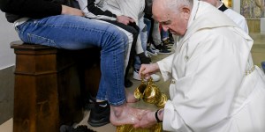 Papież obmył stopy więźniom [ZDJĘCIA]