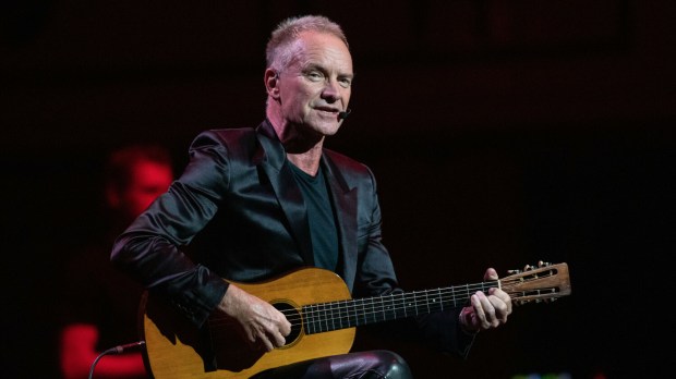 Sting podczas występu w Indianapolis