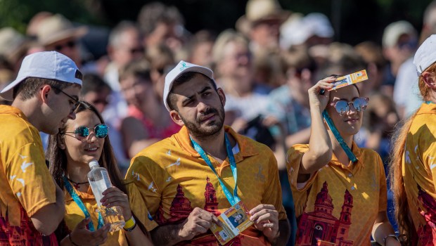 Młodzi wolontariusze podczas Mszy świętej kończącej Międzynarodowy Kongres Eucharystyczny w Budapeszcie, którą odprawił papież Franciszek (12 września 2021)