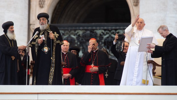 Pope-Francis-and-Leader-of-the-Coptic-Orthodox-Church-of-Alexandria-Pope-Tawadros-II