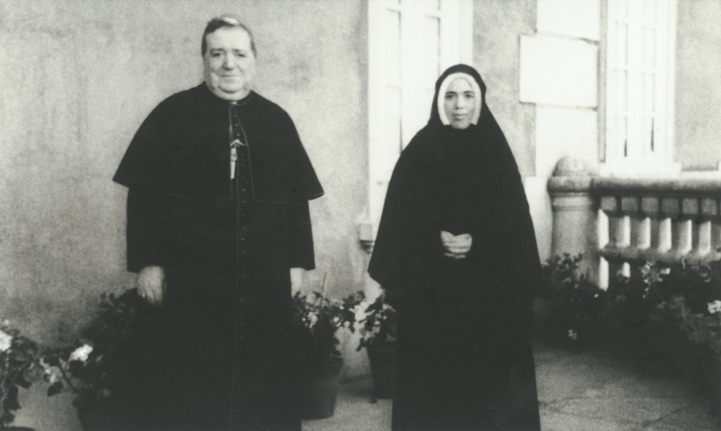 Biskup Leirii Joseph Alves Correia da Silva wraz z siostrą Łucją podczas wizyty w Fatimie w maju 1946 roku