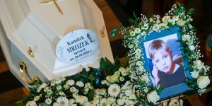 Biała trumna, kilka tysięcy ludzi i morze róż. Odbył się pogrzeb Kamilka z Częstochowy
