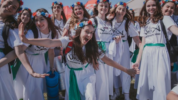 Radośni młodzi ludzie na Lednicy