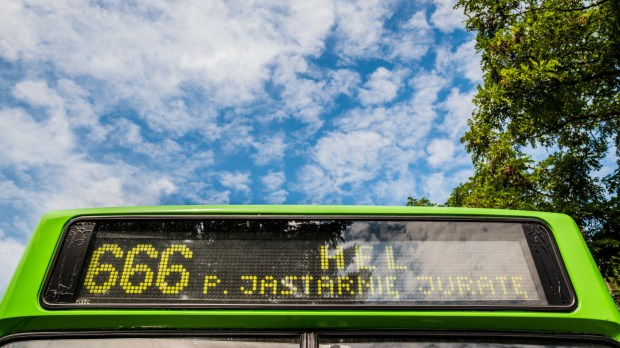 Front autobusu z nazwą linii 666