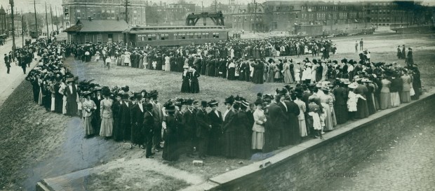 Kolejka do kaplicy św. Antoniego w wagonie kolejowym, Filadelfia (1908)