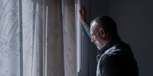 „Mężczyźni często słyszą «nie bądź baba i nie płacz», więc nie płaczą…” Rozmowa z suicydologiem