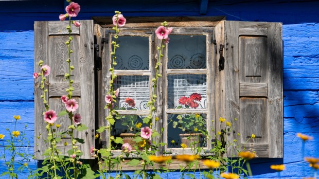 Okno starego drewnianego wiejskiego domu w Polsce