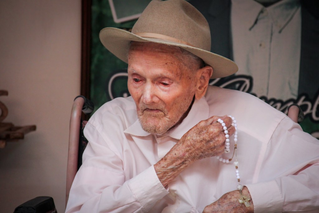 Najstarszy człowiek na świecie, Juan Vicente Mora z Wenezueli, modli się na różańcu