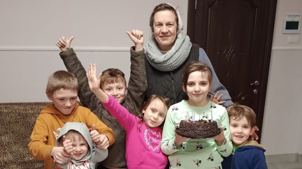 Siostra Kamila Frydryszewska z dziećmi, którymi opiekują się siostry orionistki
