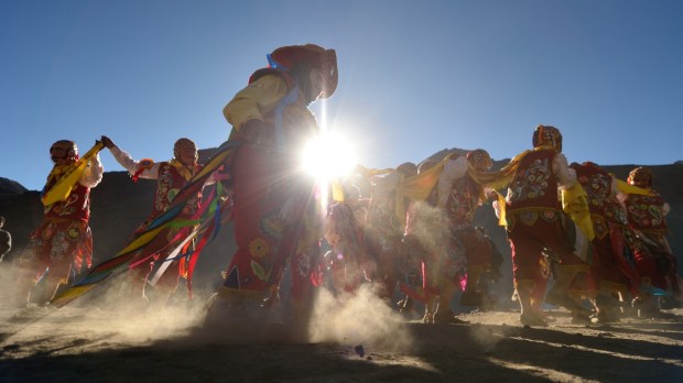 Mężczyźni tańczą podczas uroczystości związanych z pielgrzymką do sanktuarium Pana Qoyllurit'i w Cusco