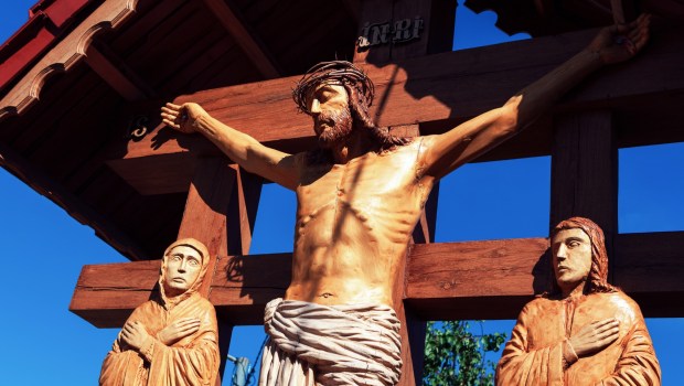 Jezus Chrystus na krzyżu, obok Jego Matka i uczeń Jan Apostoł