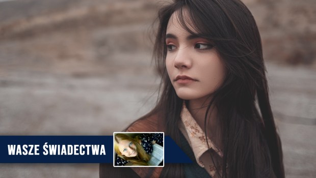 Młoda dziewczyna spogląda w dal w niespokojnym krajobrazie