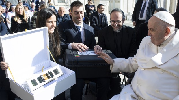 Papież Franciszek błogosławi satelitę i jego twórców