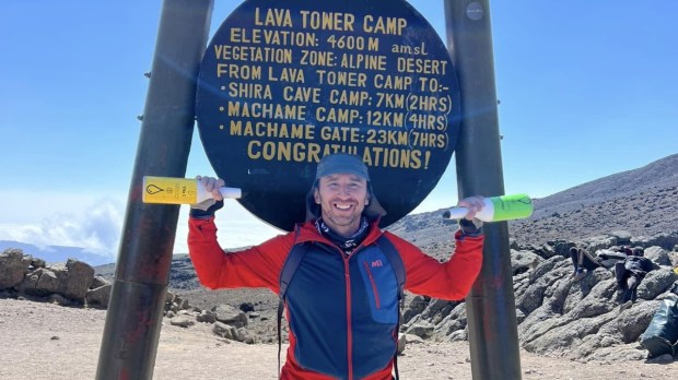 Krzysztof Drabik wszedł na Kilimandżaro żonglując butelkami