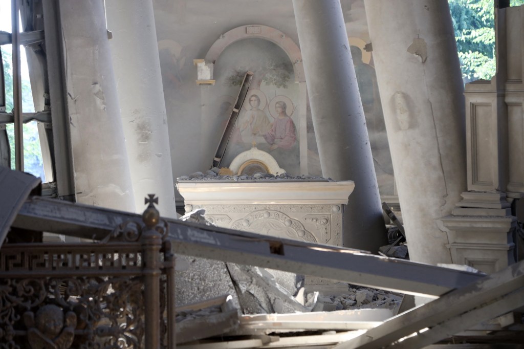 Zniszczona w wyniku rosyjskiego ataku rakietowego katedra w Odessie na Ukrainie