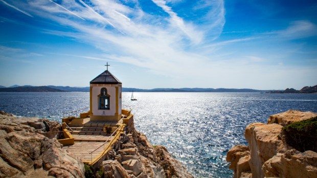 Kapliczka na wybrzeżu Sardynii