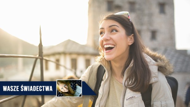 Podekscytowana kobieta na wycieczce w Bośni