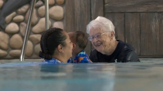 Peggy ma 102 lata i wciąż pracuje jako instruktor pływania