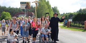 Pielgrzymi w drodze na Jasną Górę. „Jedna koszulka, dżinsy i sandały. Nie miałem nic więcej”