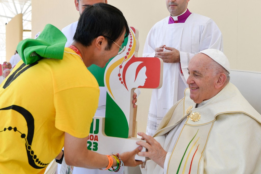Pope Francis receives a JMJ (WYD) plaque from a volunteer during the closing mass of the World Youth Days