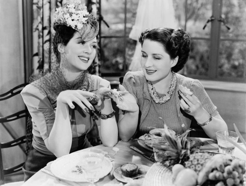 Rosalind Russell i Norma Shearer w filmie "Kobiety" (1939)