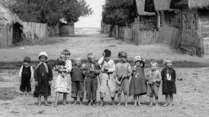 Dzieci w jednej z wsi na Polesiu (1936)