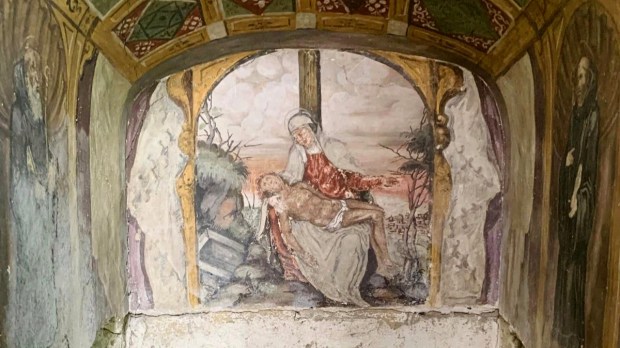 Fresk przedstawiający martwe ciało Chrystusa w objęciach Maryi, odkryty w podziemiach budynku Archiwum Państwowego w Neapolu