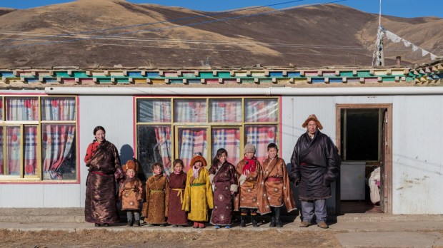 Rodzina stojąca przed domem w Mongolii