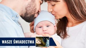 Para całująca swoje dziecko w głowę