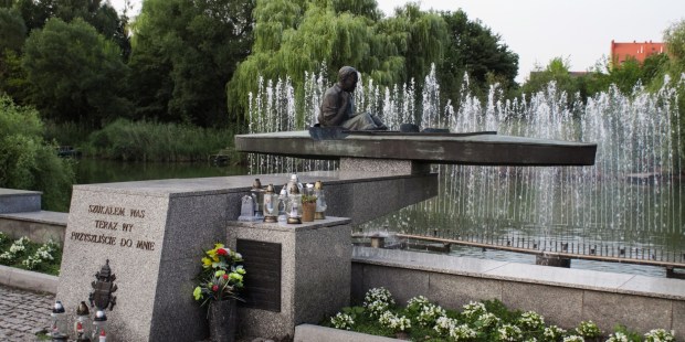 [GALERIA] Pomnik Karola Wojtyły w kajaku. Jak papież trafił do Regionu Kozła